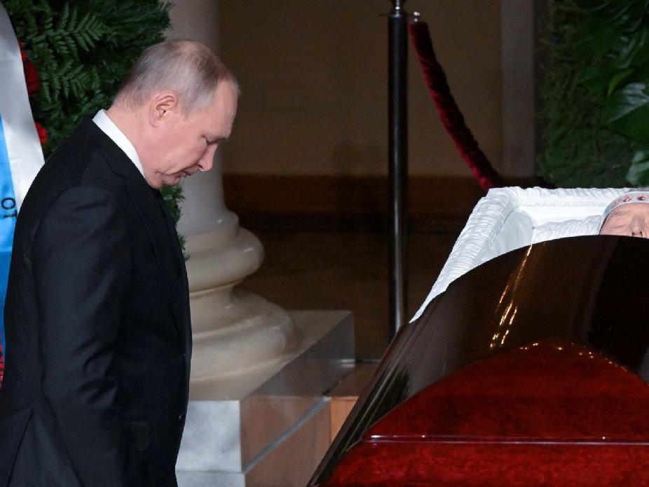 Rus siyasetçi Jirinovski'nin cenaze töreninde dikkat çeken güvenlik önlemleri: Putin 'nükleer çanta' taşıyan güvenlik ekibiyle geldi