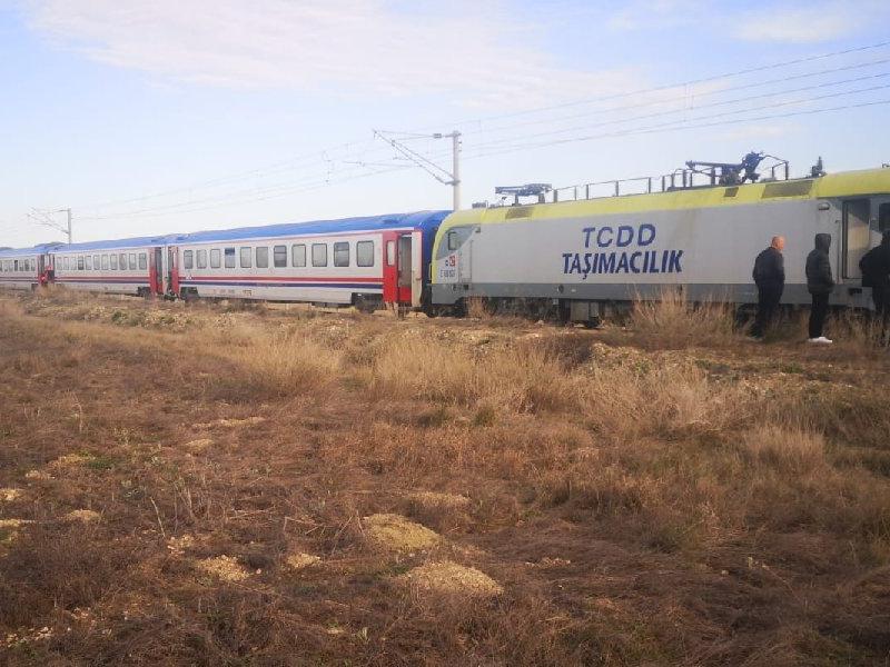 4.5 saatlik eziyet! Bozulan trene başka lokomotif takıldı