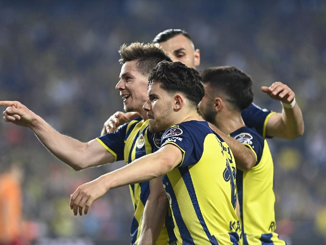 Yıkılmaz Fenerbahçe, derbide Galatasaray'ı da devirdi!