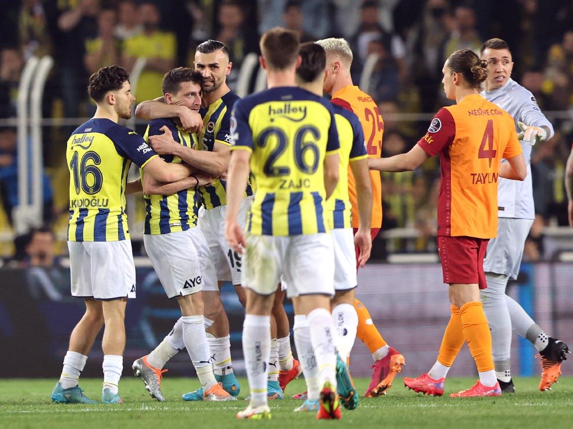 Fenerbahçe Galatasaray derbisinde gergin anlar! Mert Hakan Yandaş çıldırdı