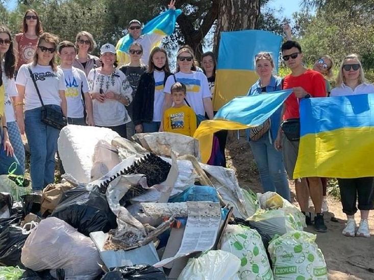 Ukraynalılar, Antalyalılara çöp toplayarak 'teşekkür' etti