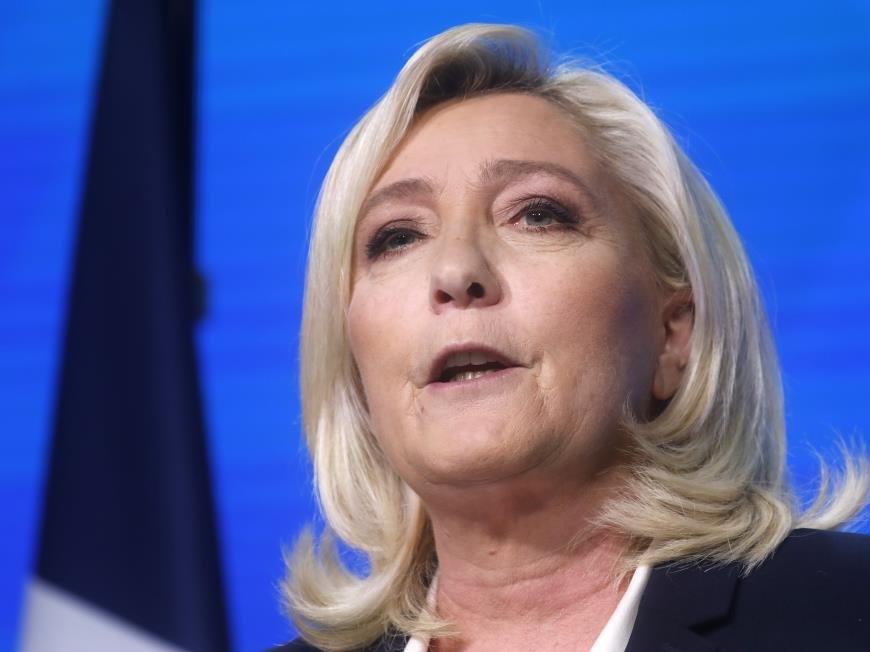 Le Pen'den islamofobik girişim: Başörtüsü takılmasını yasaklayan bir yasa tasarısı hazırladık