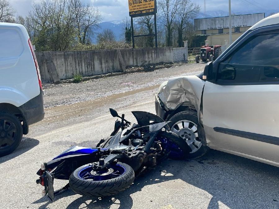 Düzce'de hafif ticari araçla çarpışan motosikletin sürücüsü ağır yaralandı