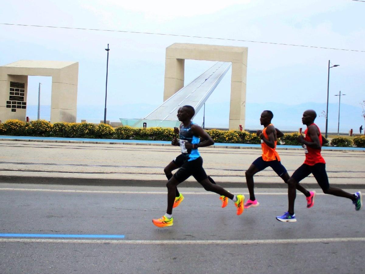 Maraton İzmir’de yeniden rekor kırıldı