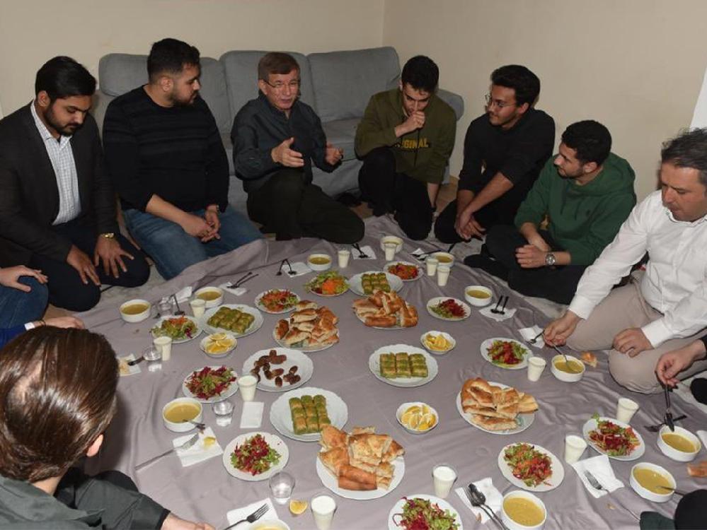 Davutoğlu öğrenci evinde iftar yaptı