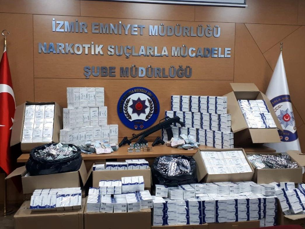 İzmir'de uyuşturucu operasyonunda 2 tutuklama