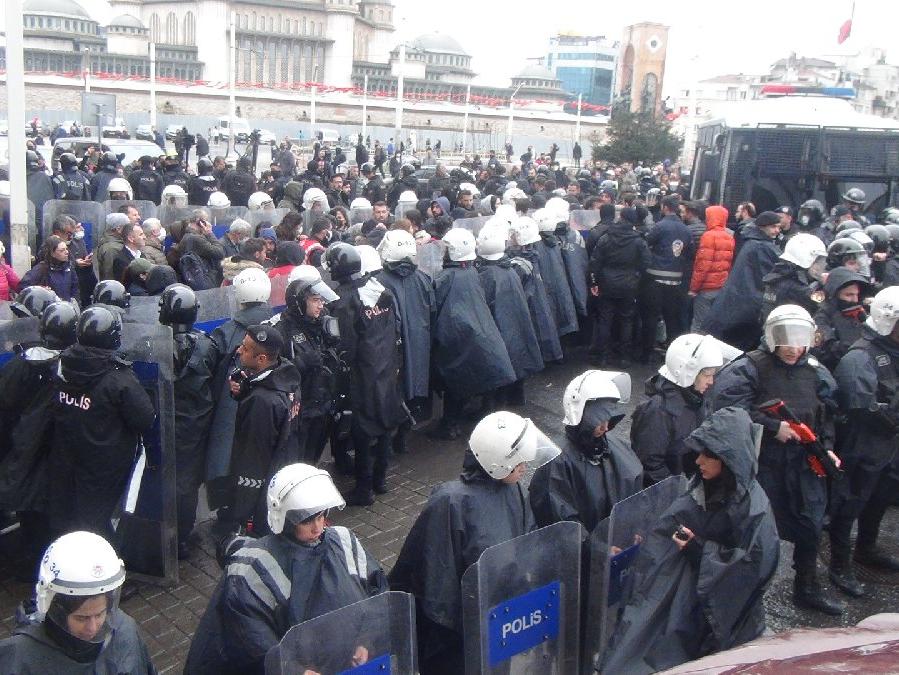 Taksim'de açıklama yapmak isteyen 26 kişi gözaltına alındı 
