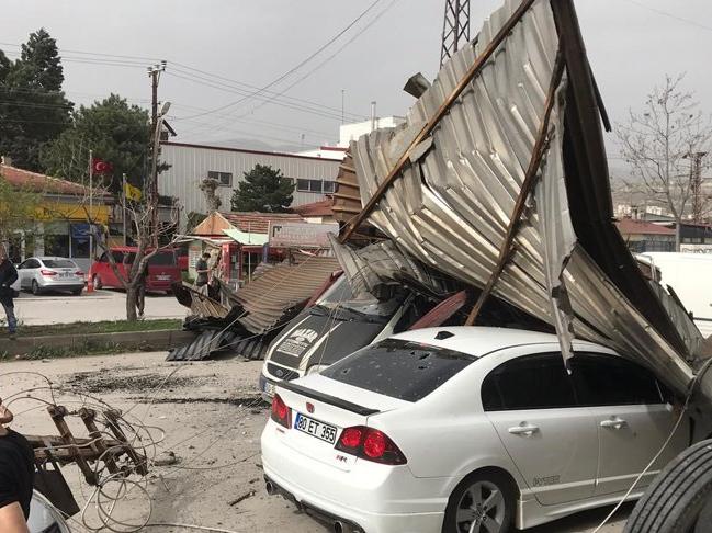 Tokat'ta kuvvetli rüzgar: Uçan çatılar araçların üzerine düştü