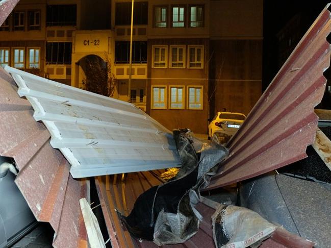 Bingöl'de şiddetli rüzgar binanın çatısını uçurdu: 5 araç zarar gördü