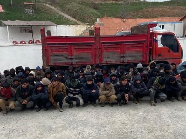 Bitlis'te, 2 araçta 110 kaçak göçmen yakalandı