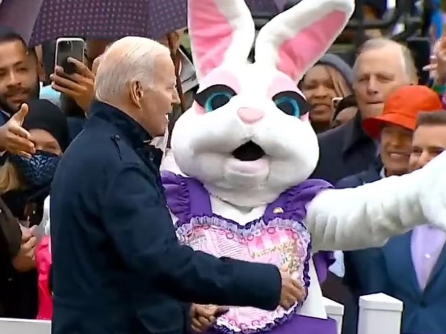 Paskalya tavşanı Biden'ın önüne atlayıp arkasından el salladı