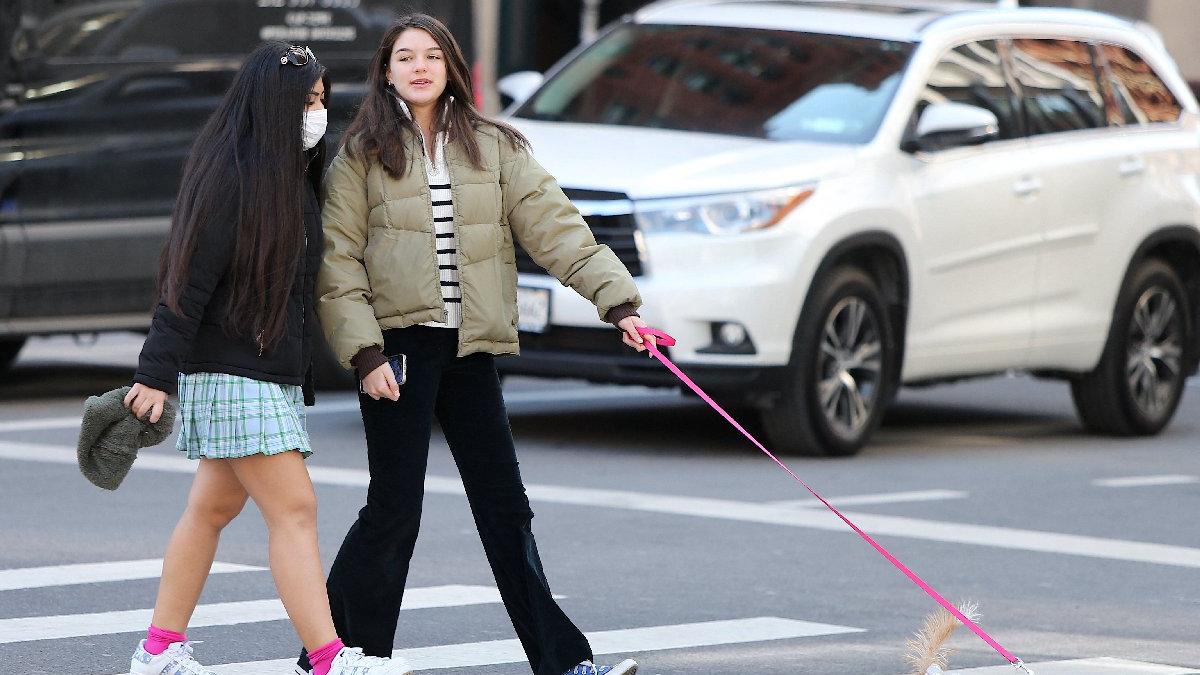 Ünlü oyuncular Tom Cruise ve Katie Holmes'un kızları Suri Cruise köpeğiyle görüntülendi