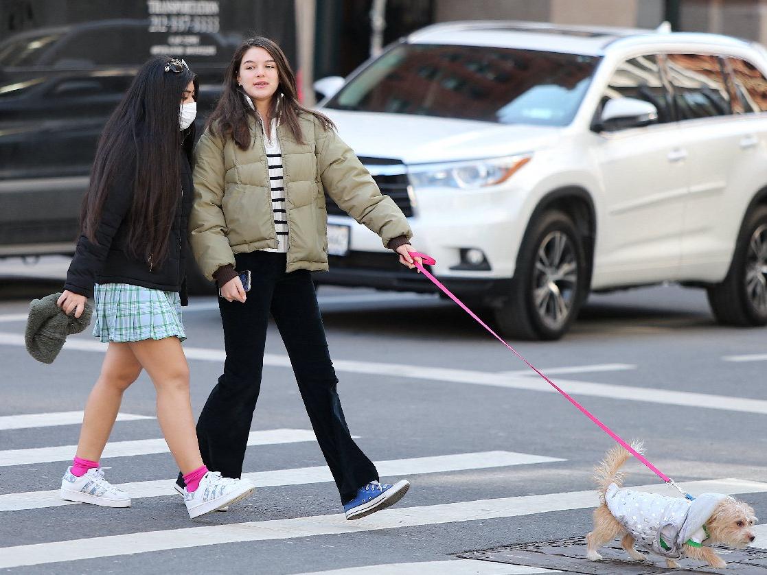 Ünlü oyuncular Tom Cruise ve Katie Holmes'un kızları Suri Cruise köpeğiyle görüntülendi