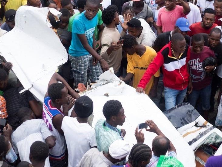 Haiti'de uçak otoyola düştü: En az 6 kişi öldü