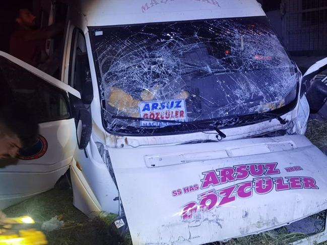 Hatay'da yolcu minibüsü takla attı: 12 yaralı