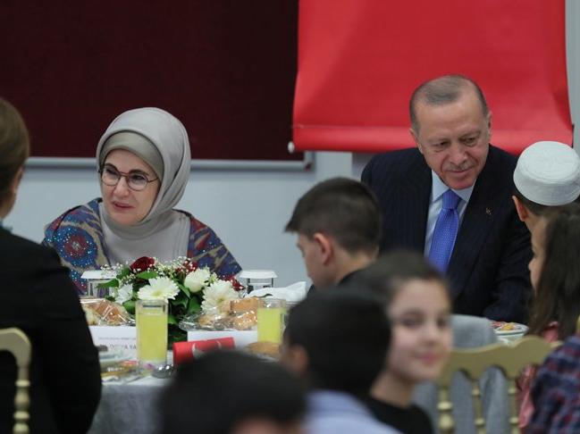 Erdoğan çocuklarla iftar yaptı