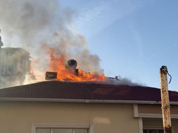 Apartmanın çatısı alev alev yandı, mahalleli sokağa döküldü