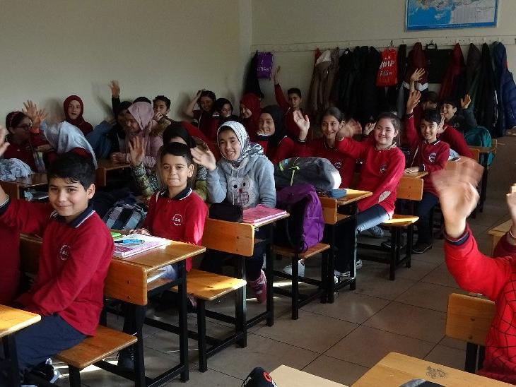 Milli Eğitim Bakanlığı'ndan Suriyeli ailelere hediye: Cüzdan, havlu, şemsiye