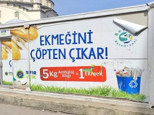 AKP'li belediyenin 'Ekmeğini çöpten çıkar' sloganı tepki çekti