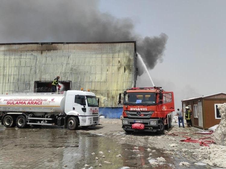 Şanlıurfa'da fabrika yangını: Çok sayıda itfaiye ekibi sevk edildi