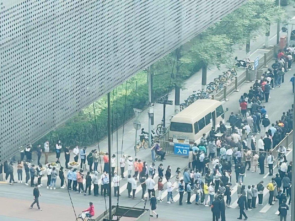 Çin'de Covid önlemleri çığırından çıktı, Şanghay sokaklarına "kafesler" yerleştirildi