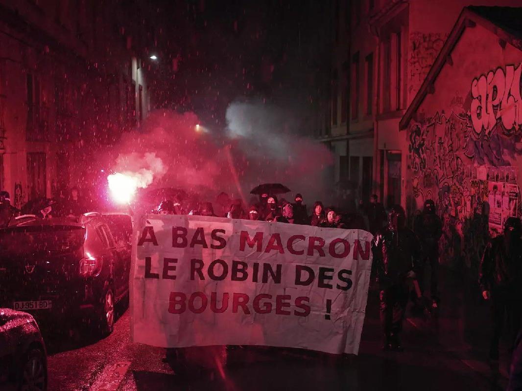 Macron seçildi, Fransa karıştı: Protestocular ile polis arasında çatışmalar yaşandı