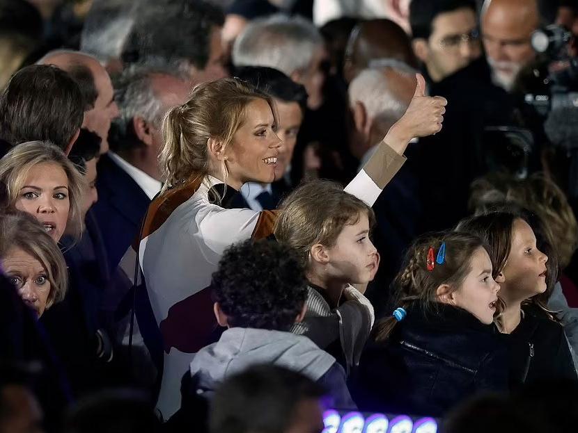 Seçimi kazanan Macron'un üvey kızı gündem oldu