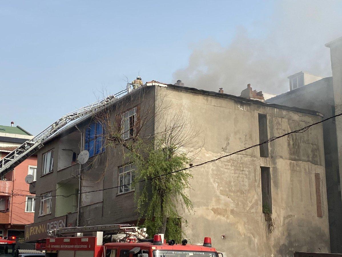 Ümraniye'de 3 katlı binanın çatısı alev alev yandı!