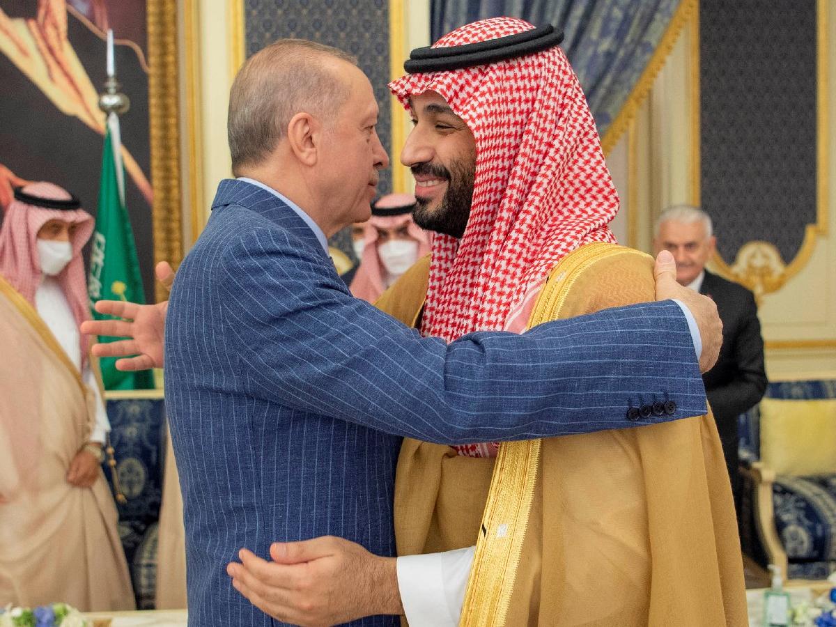 Erdoğan'ın Prens Selman'a sarılma fotoğrafıyla analiz ettiler