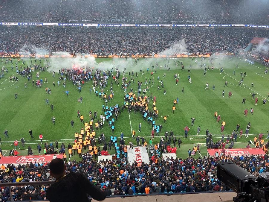 Trabzonspor-Antalyaspor maçının uzatma dakikalarında inanılmaz olay