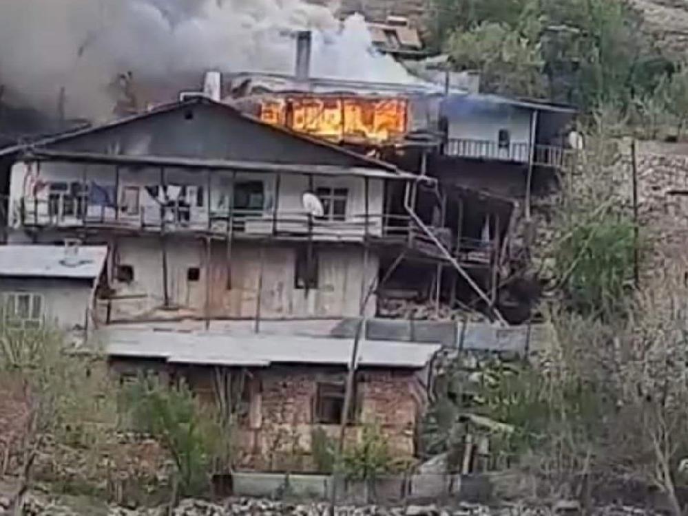 Yangın çıkan ev çöktü! Anne, engelli oğlu için alevlerin ortasına daldı