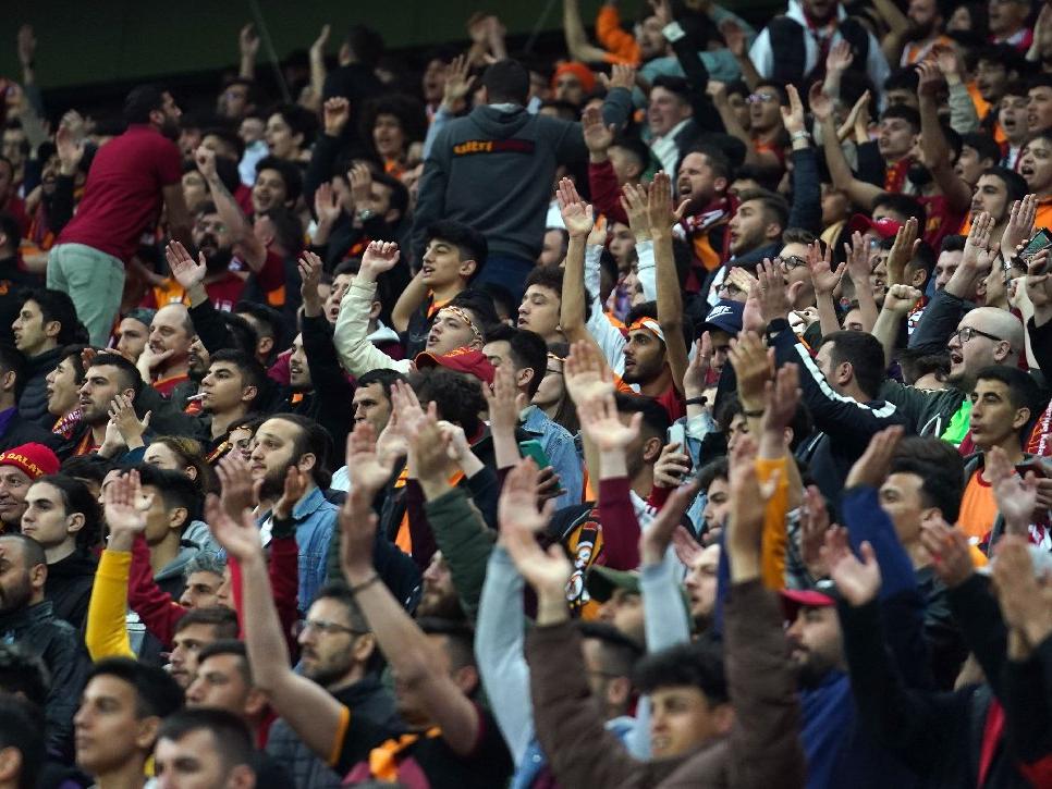 Galatasaray taraftarından yönetime tepki!