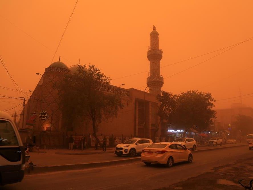 Irak’taki kum fırtınası nedeniyle 400’den fazla kişi hastaneye kaldırıldı