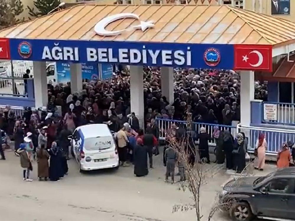 AKP'li belediyede tepki çeken görüntüler! İzdiham çıktı