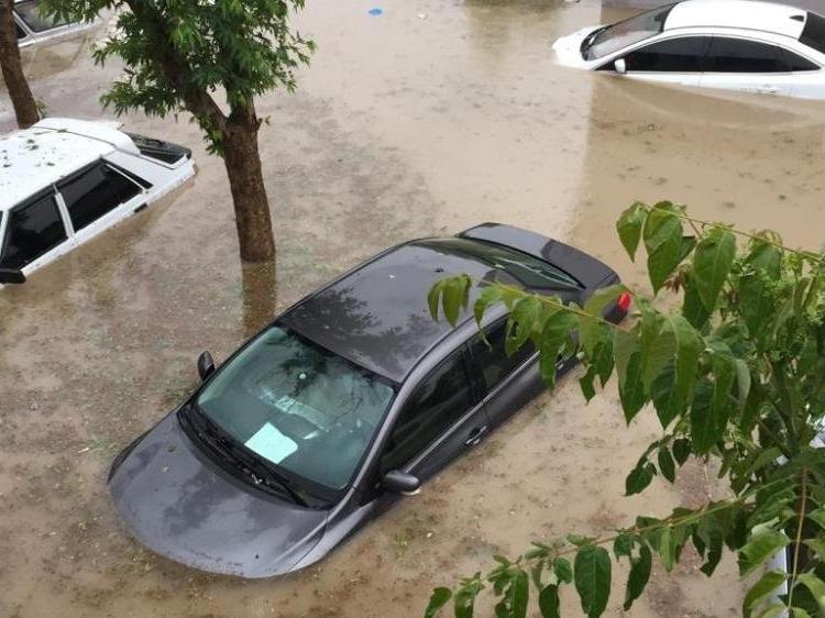 Adıyaman'da sel felaketi: Onlarca araç sular altında kaldı