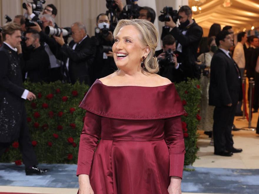 Hillary Clinton'ın kırmızı halıda giydiği elbisesinde dikkat çekici detay
