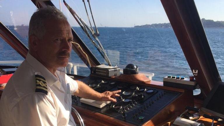 4 saat arayla denize düşen iki kişiyi kurtardı