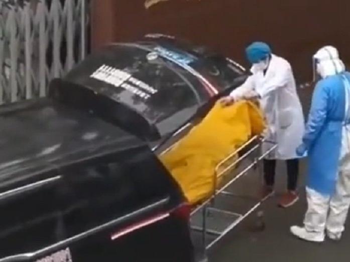 Şanghay'da karantina kaosu: Yaşayan hastayı ceset torbasına koydular