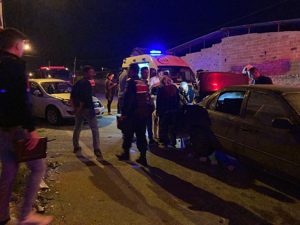 İzmir'de iki otomobil çarpıştı: 5 yaralı 