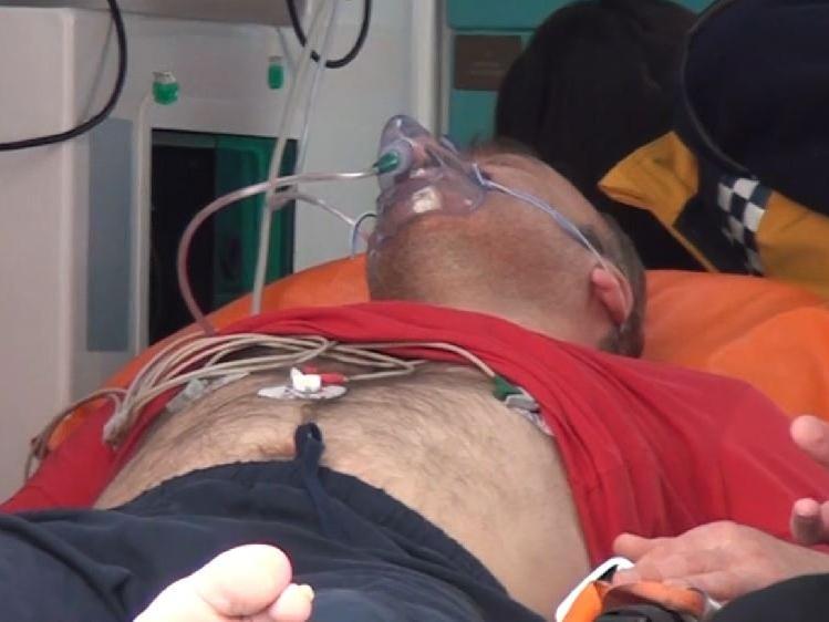 Aynı aileden 3 kişi evde baygın halde bulundu