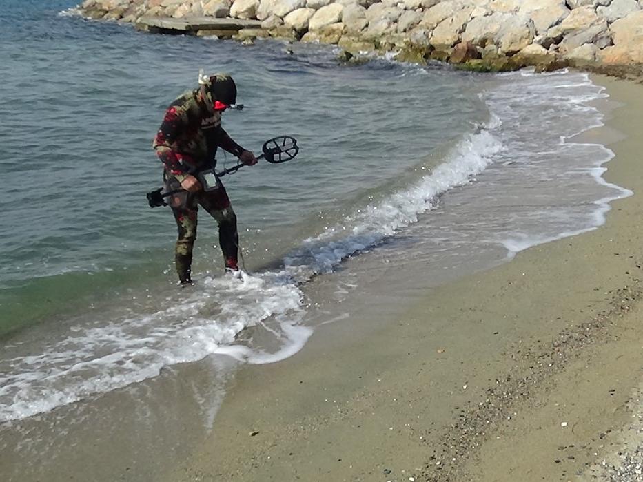Sahilde dedektörle altın arıyor