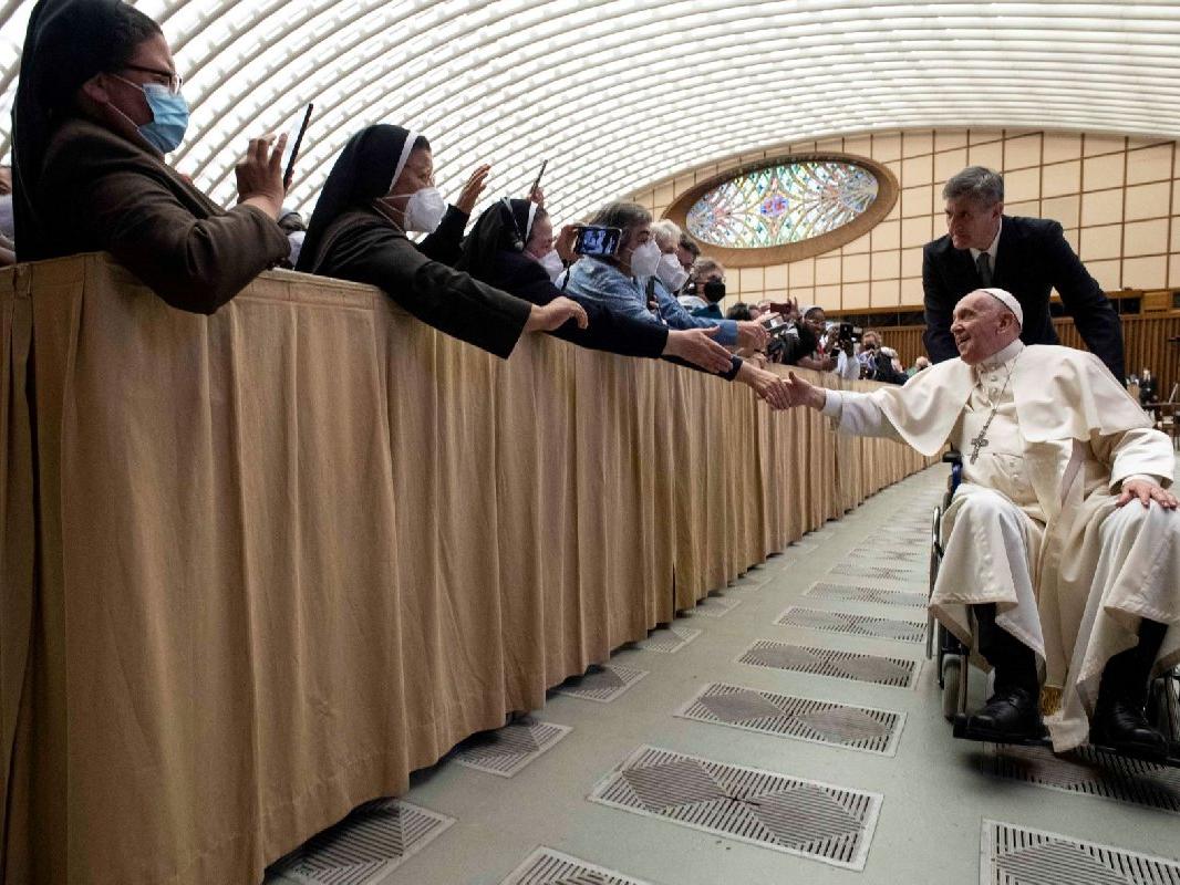 Papa, tekerlekli sandalye kullanmaya başladı