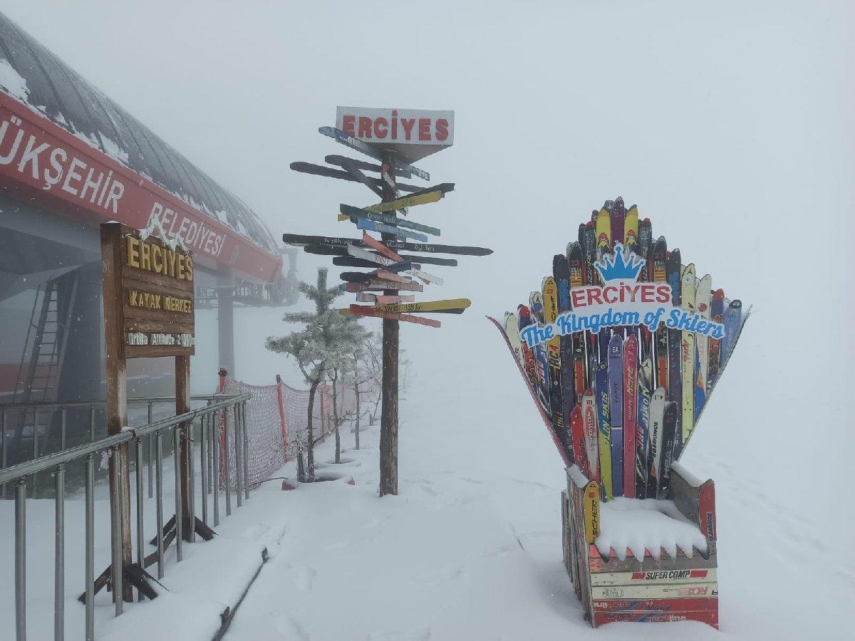 Erciyes'te mayıs karı; kayak merkezi bembeyaz oldu