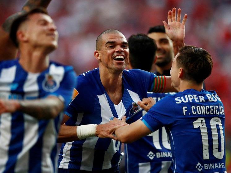 Porto 90+4'te atıp şampiyon oldu! Ezeli rakibin sahasında kutlama...