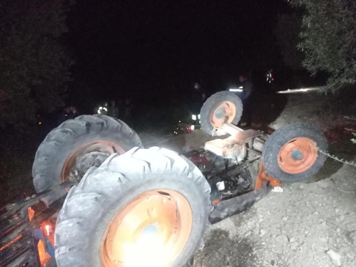 Devrilen traktörden savrulan sürücü öldü