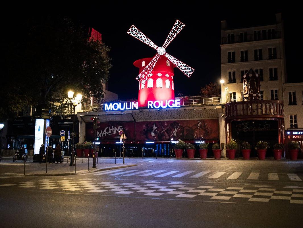 İkonik Moulin Rouge binasında bir gece geçirmek sadece 15 TL