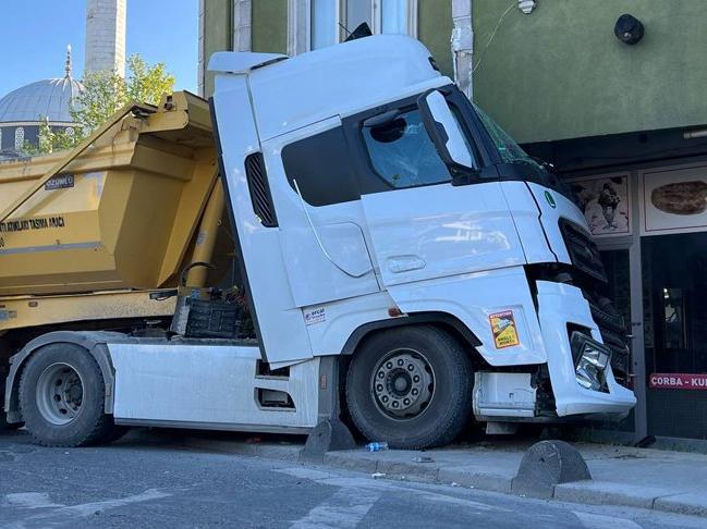 Arnavutköy'de hafriyat yüklü kamyon binaya çarptı