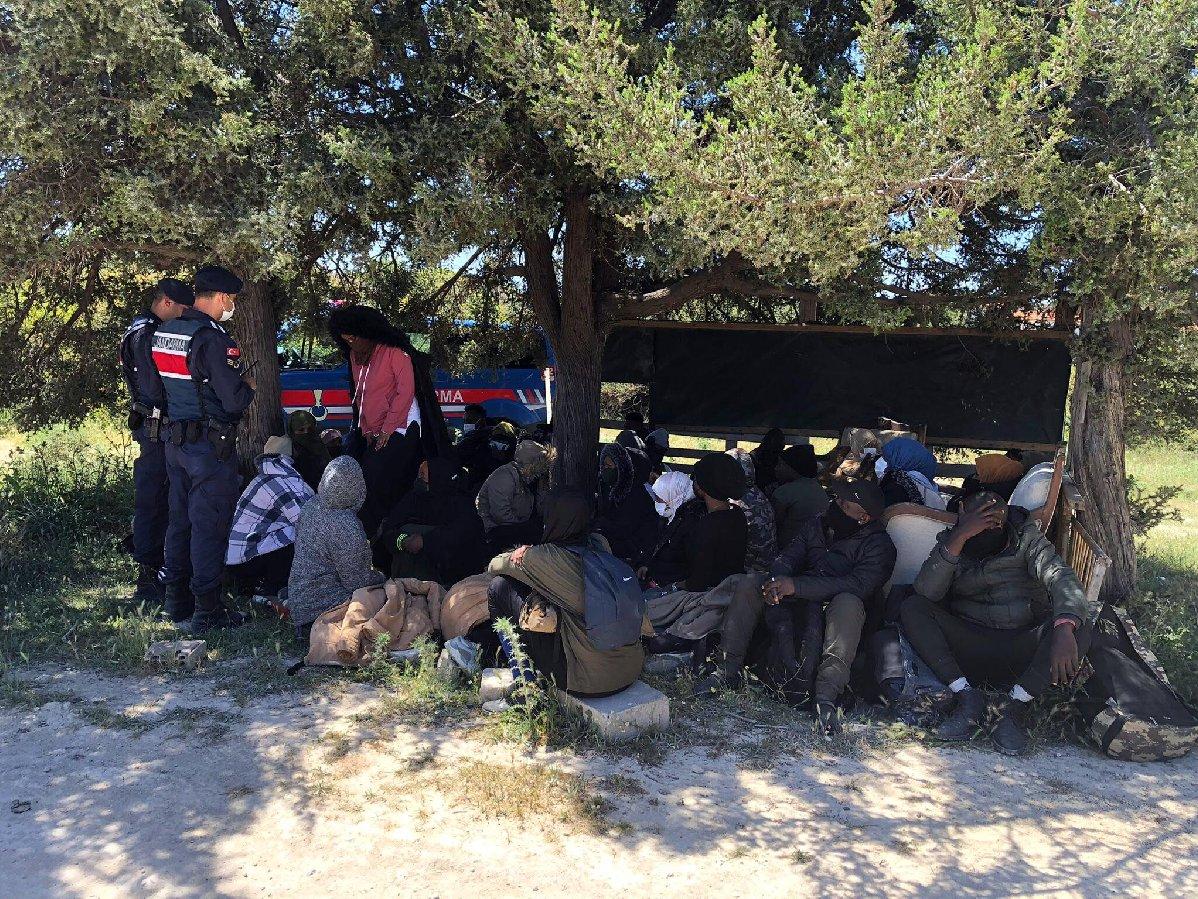 İzmir'de 63 kaçak göçmen yakalandı