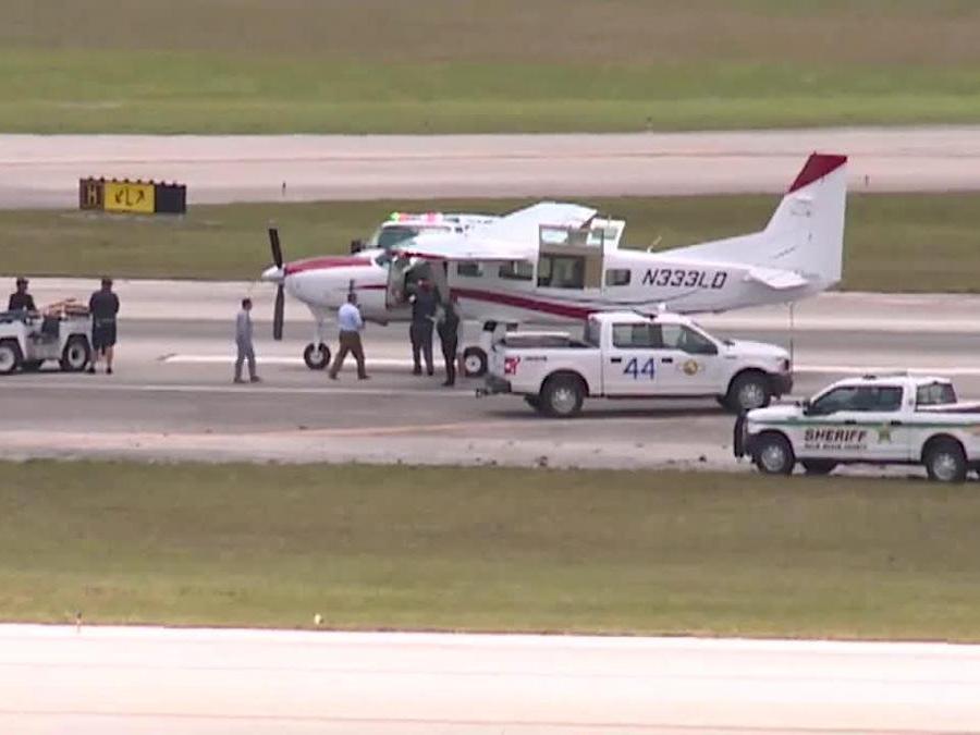 Pilot hastalandı, 'ne yapacağını bilmeyen' yolcular uçağı güvenli bir şekilde indirmeyi başardı