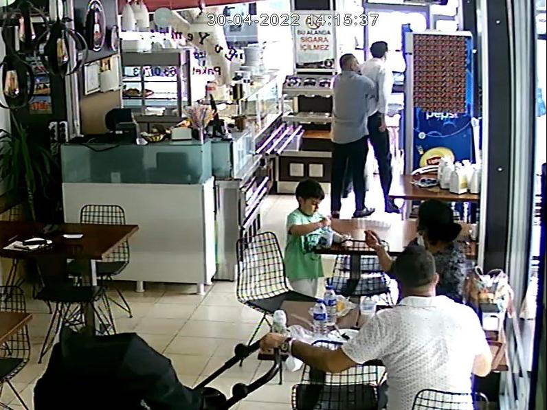 Nefes borusuna yemek kaçti, 'heimlich manevrasi' bilen işletmeci kurtardi